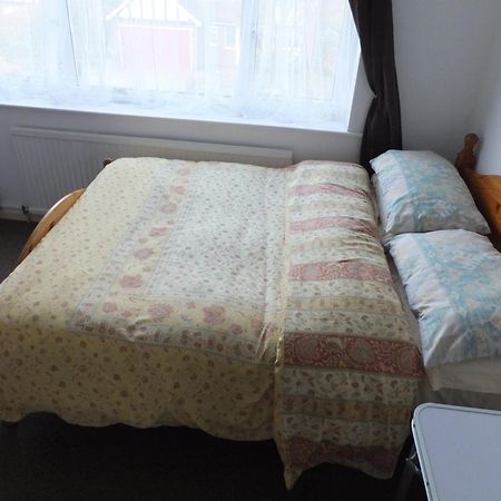 Many Worlds Meet - Eurostar, Wimbledon 30 Mins, Central London, Gatwick 15 Mins - Spacious, Sleeps Up To 16 Plus Cot - Free Wifi, Parking - Next To Lloyd Park, Great For Families, Walkers, Relocators - Ideal For Contractors Croydon Exterior foto