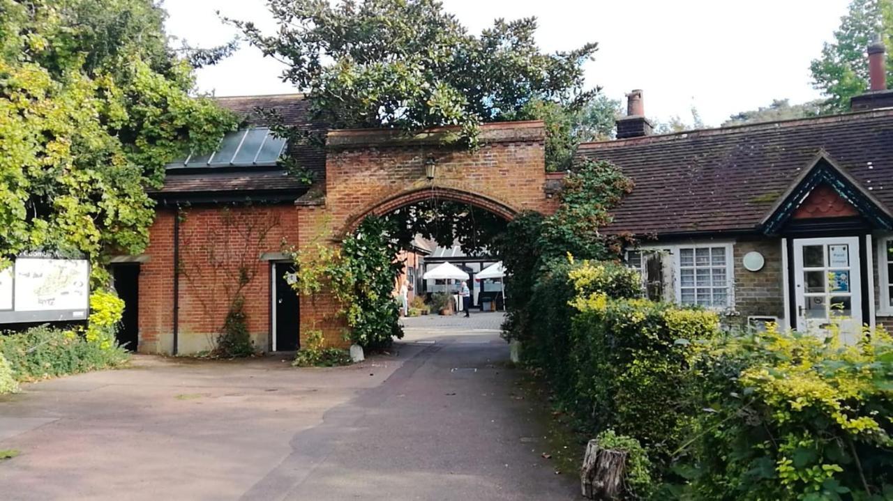 Many Worlds Meet - Eurostar, Wimbledon 30 Mins, Central London, Gatwick 15 Mins - Spacious, Sleeps Up To 16 Plus Cot - Free Wifi, Parking - Next To Lloyd Park, Great For Families, Walkers, Relocators - Ideal For Contractors Croydon Exterior foto