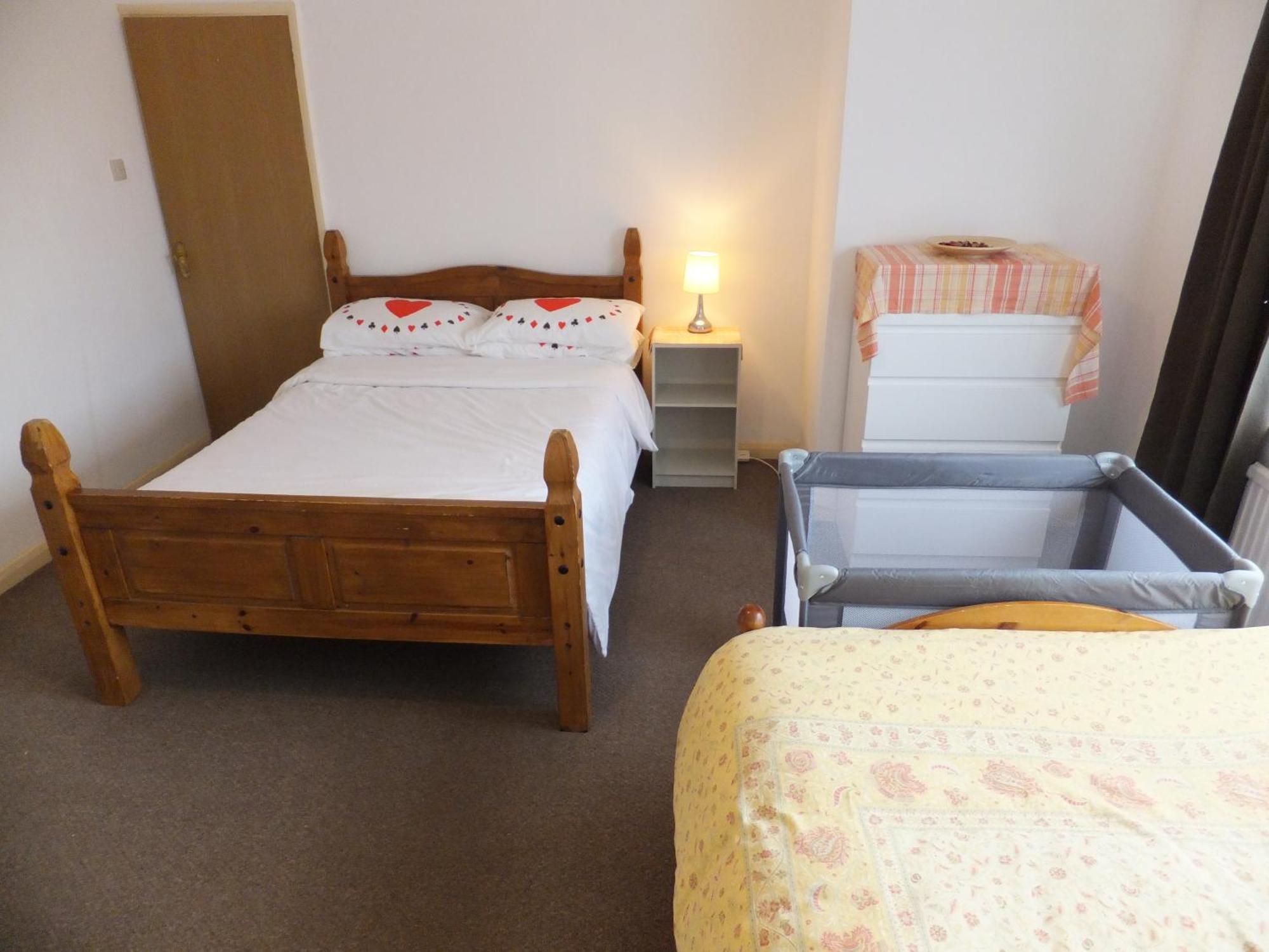 Many Worlds Meet - Eurostar, Wimbledon 30 Mins, Central London, Gatwick 15 Mins - Spacious, Sleeps Up To 16 Plus Cot - Free Wifi, Parking - Next To Lloyd Park, Great For Families, Walkers, Relocators - Ideal For Contractors Croydon Exterior foto