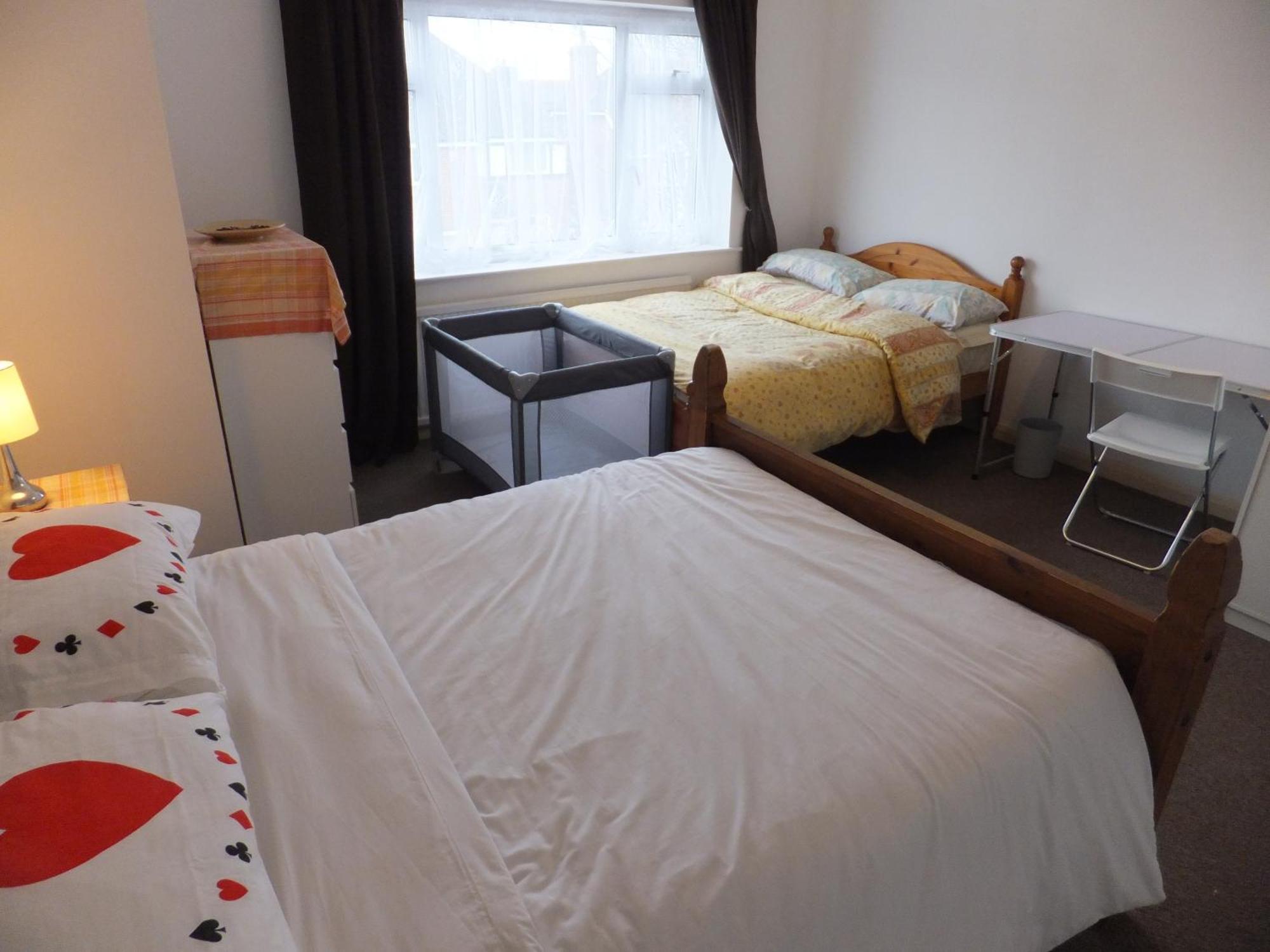 Many Worlds Meet - Eurostar, Wimbledon 30 Mins, Central London, Gatwick 15 Mins - Spacious, Sleeps Up To 16 Plus Cot - Free Wifi, Parking - Next To Lloyd Park, Great For Families, Walkers, Relocators - Ideal For Contractors Croydon Exterior foto